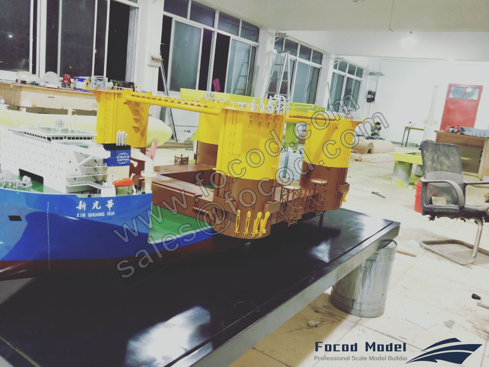 custom made model of Xin Guang Hua semi-submersible heavy lift vessel with cargo